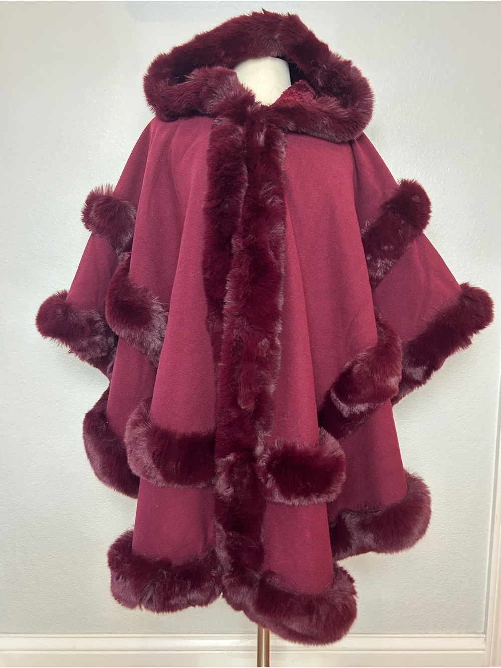 Poncho Cape Coat Hooded Women's One Size Fit Most Faux Fur Trim Burgundy NWT
